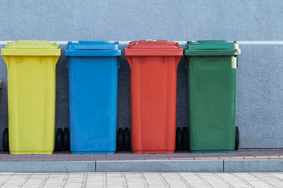 De afgelopen weken is in meerdere straten in Sassenheim opgevallen dat de afvalinzamelaar PreZero de afvalbakken niet op de geplande dagen heeft geleegd. Zowel het restafval als het GFT-afval bleef soms tot de volgende dag aan de straat staan. Dat zorgt voor onduidelijkheid bij inwoners en leidt (mogelijk) tot volle stoepen, bezette parkeerplaatsen en soms ook zwerfafval.